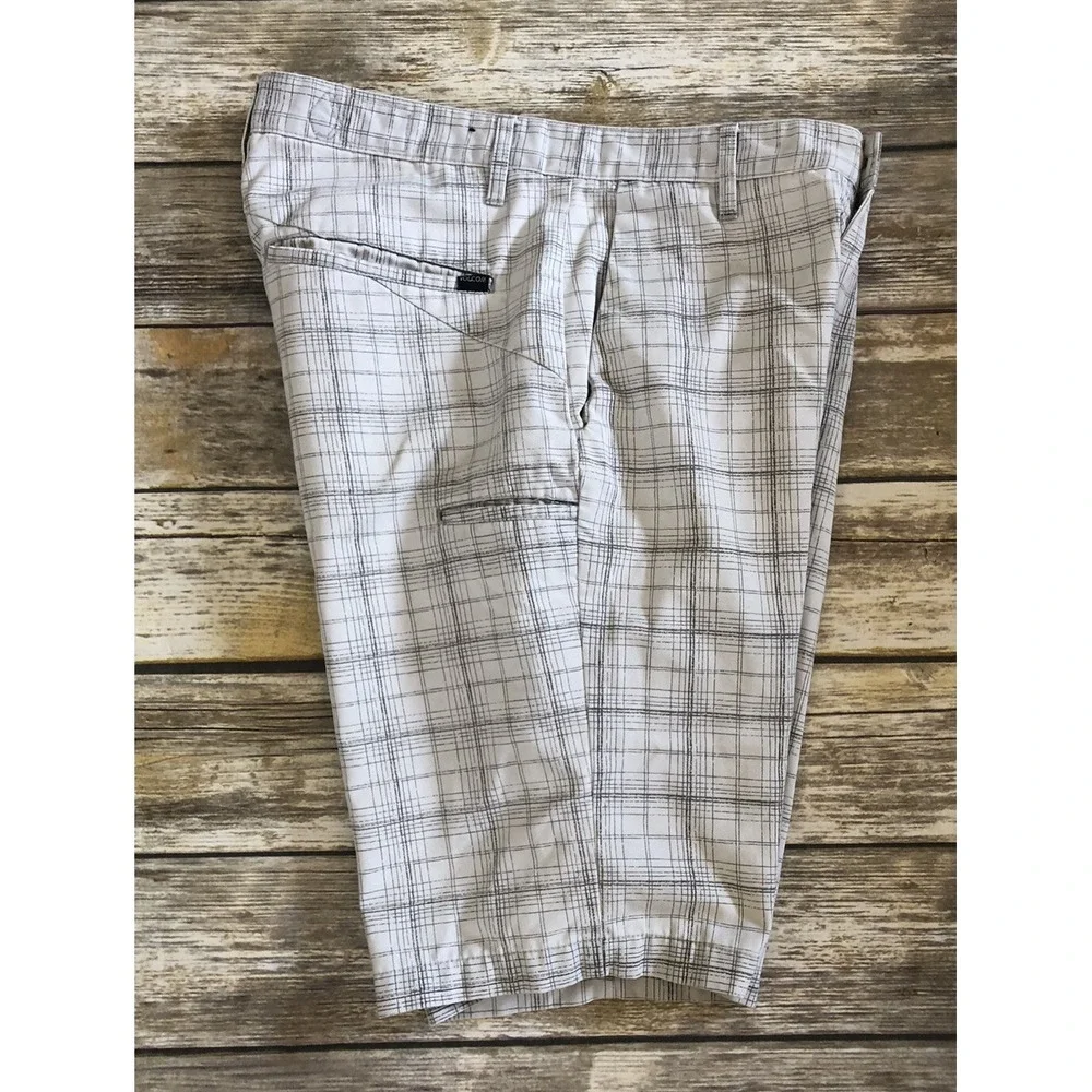 Volcom Mens White and Gray Striped Shorts Size 30 Flat Front Skateboard Y2K